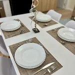 Spacious - 1 Minute Walking From Center 아파트