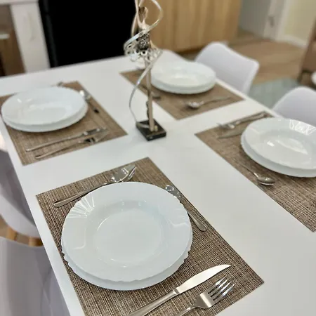 Spacious - 1 Minute Walking From Center Appartamento