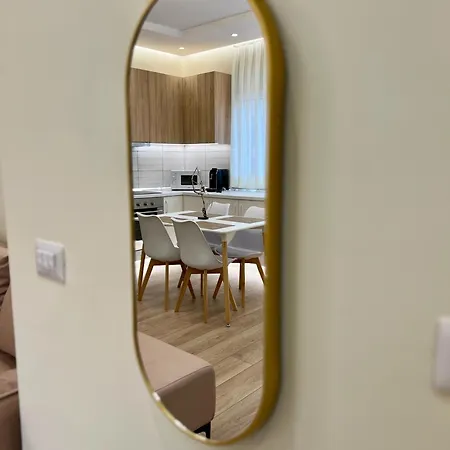 Spacious - 1 Minute Walking From Center * Tiran
