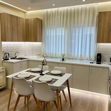 Spacious - 1 Minute Walking From Center Daire *