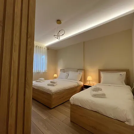Spacious - 1 Minute Walking From Center Apartment