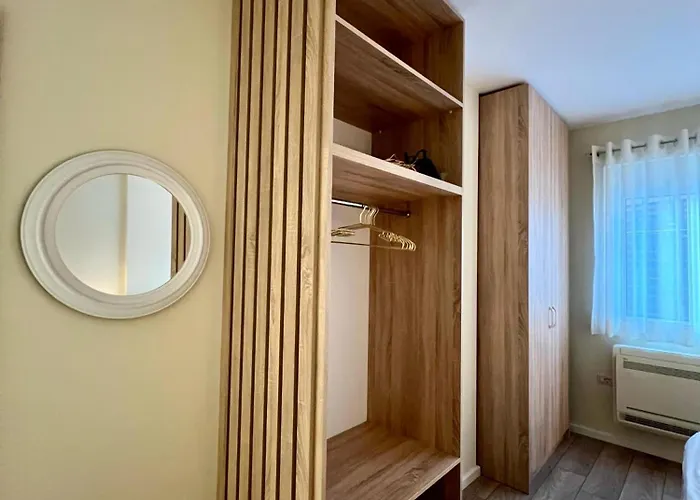 Spacious - 1 Minute Walking From Center Daire